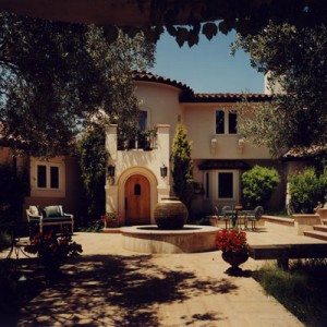 Hilltop Retreat - Exterior Courtyard